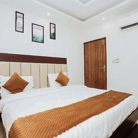 Hotel The 7 Seas Рішикеш Екстер'єр фото