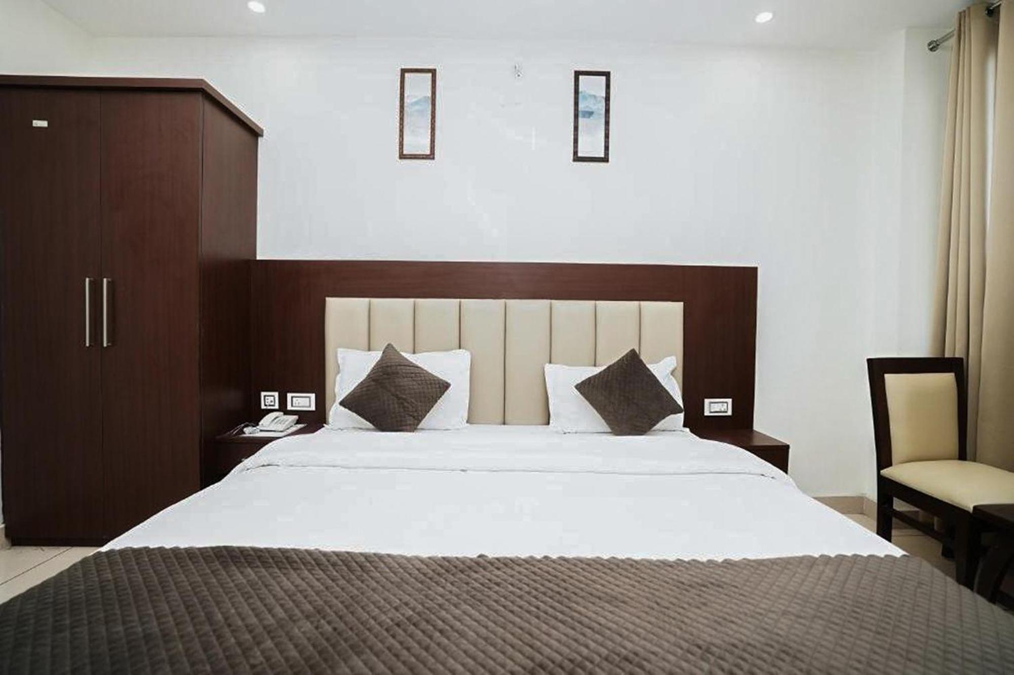 Hotel The 7 Seas Рішикеш Екстер'єр фото