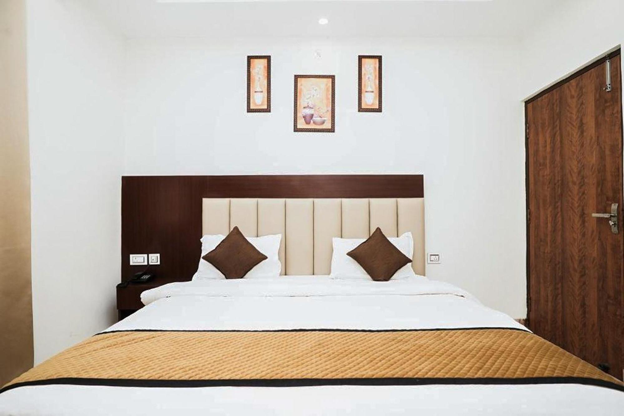 Hotel The 7 Seas Рішикеш Екстер'єр фото