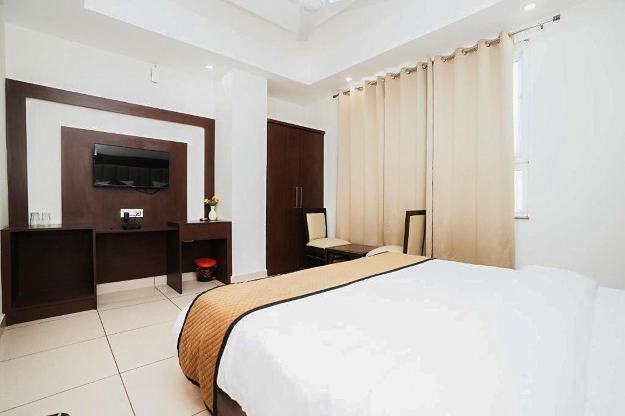 Hotel The 7 Seas Рішикеш Екстер'єр фото