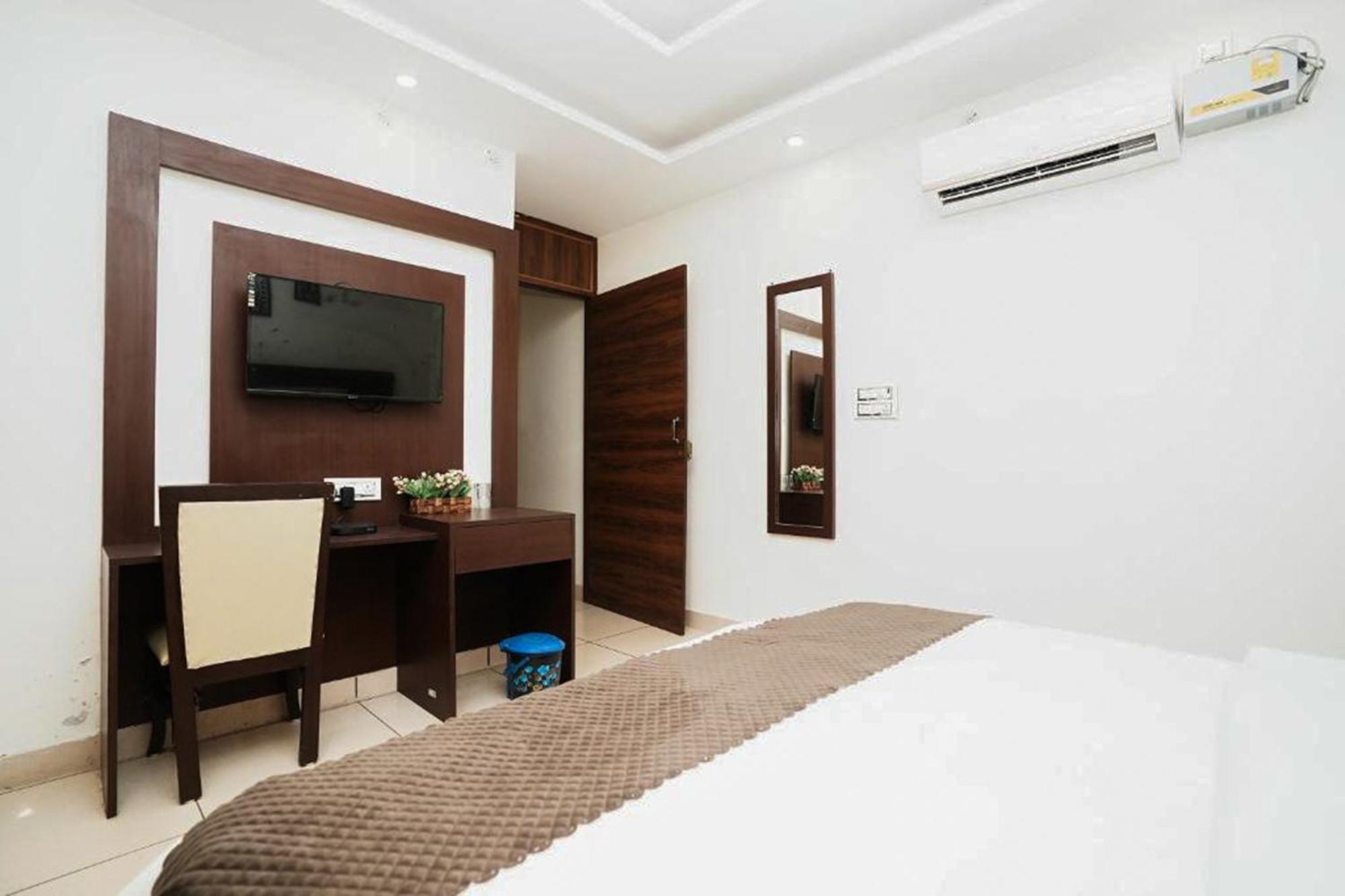 Hotel The 7 Seas Рішикеш Екстер'єр фото