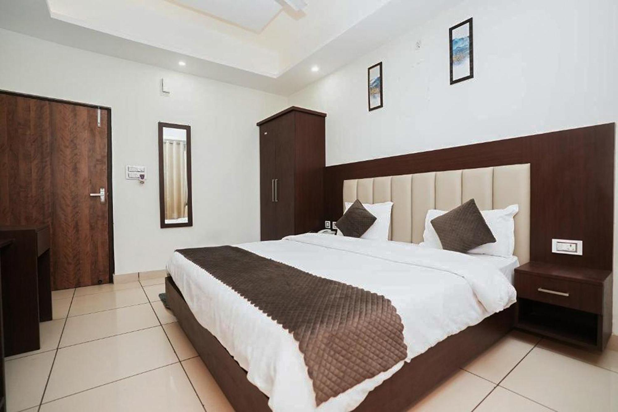 Hotel The 7 Seas Рішикеш Екстер'єр фото