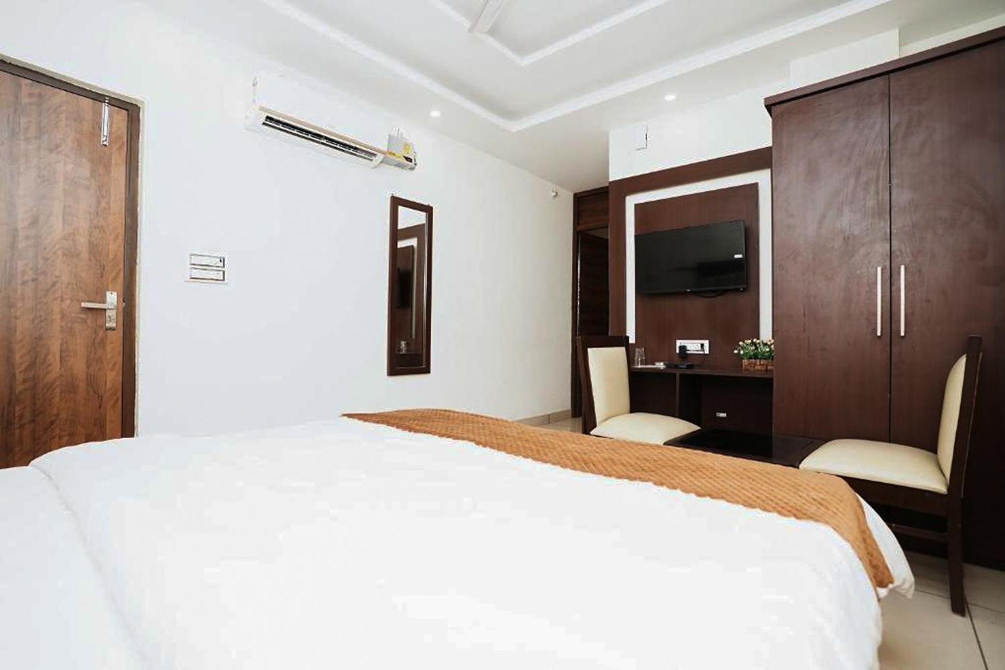 Hotel The 7 Seas Рішикеш Екстер'єр фото