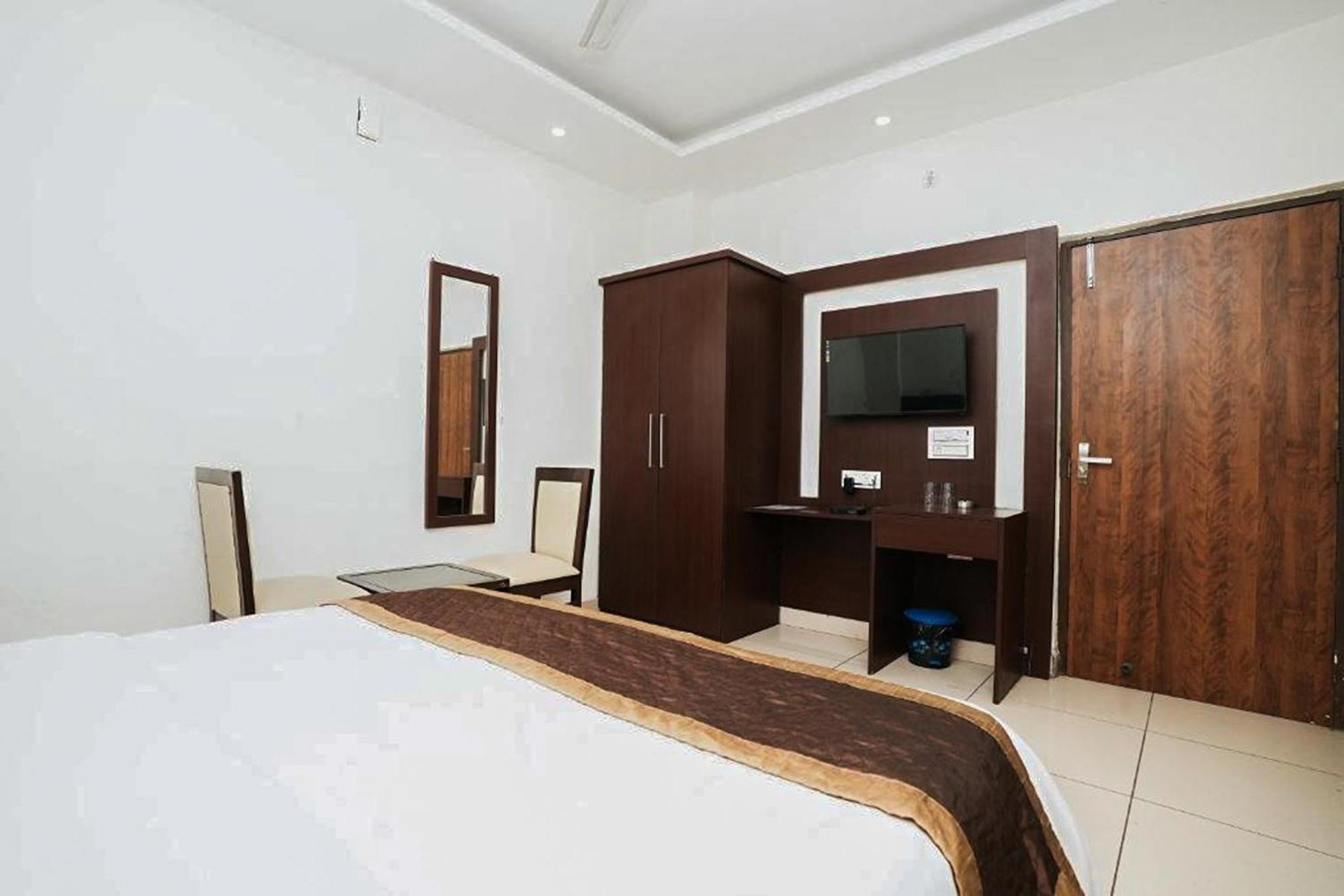 Hotel The 7 Seas Рішикеш Екстер'єр фото